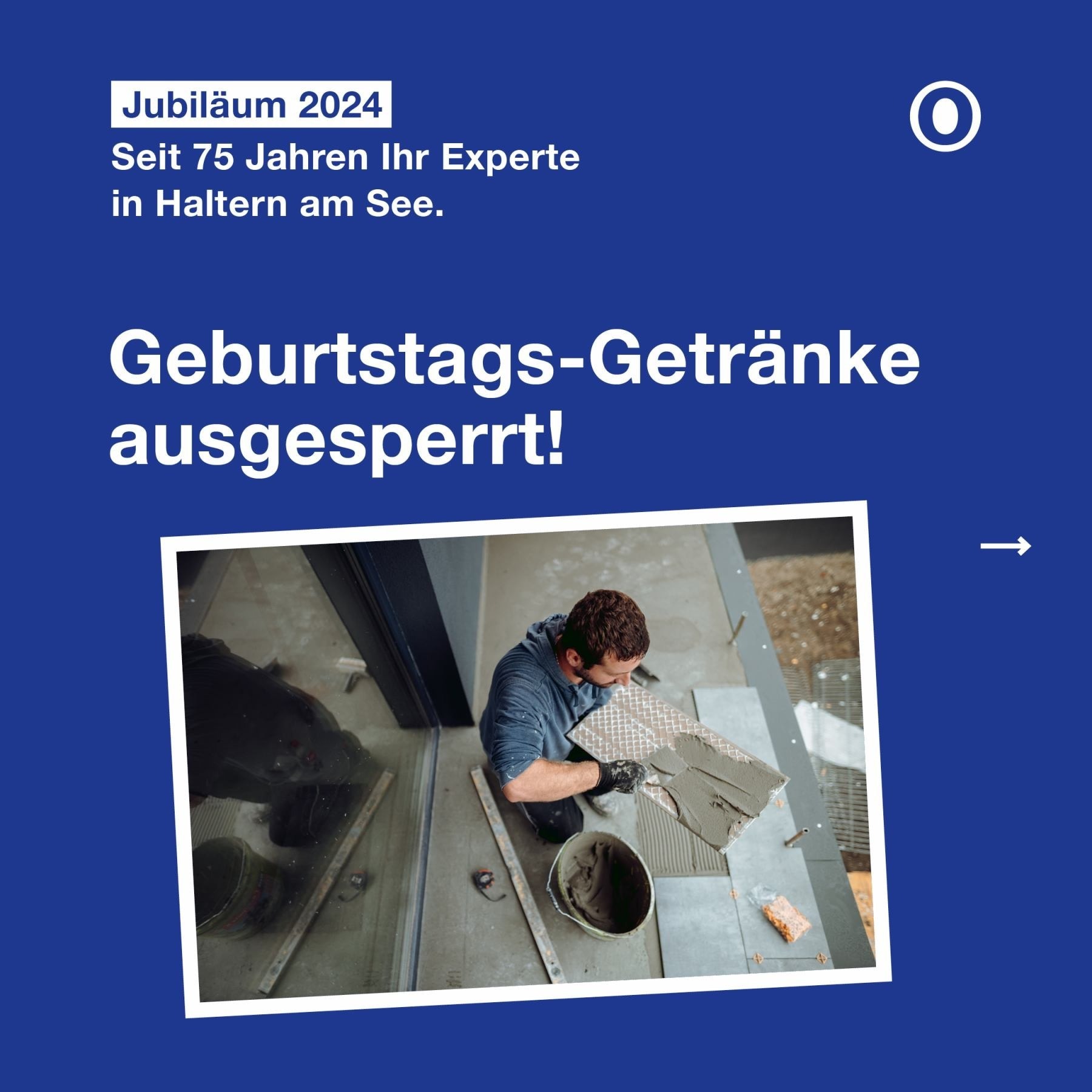 Handwerker konzentriert beim Fliesenlegen, graue Fliesen, braunes Haar, blaue Arbeitskleidung.