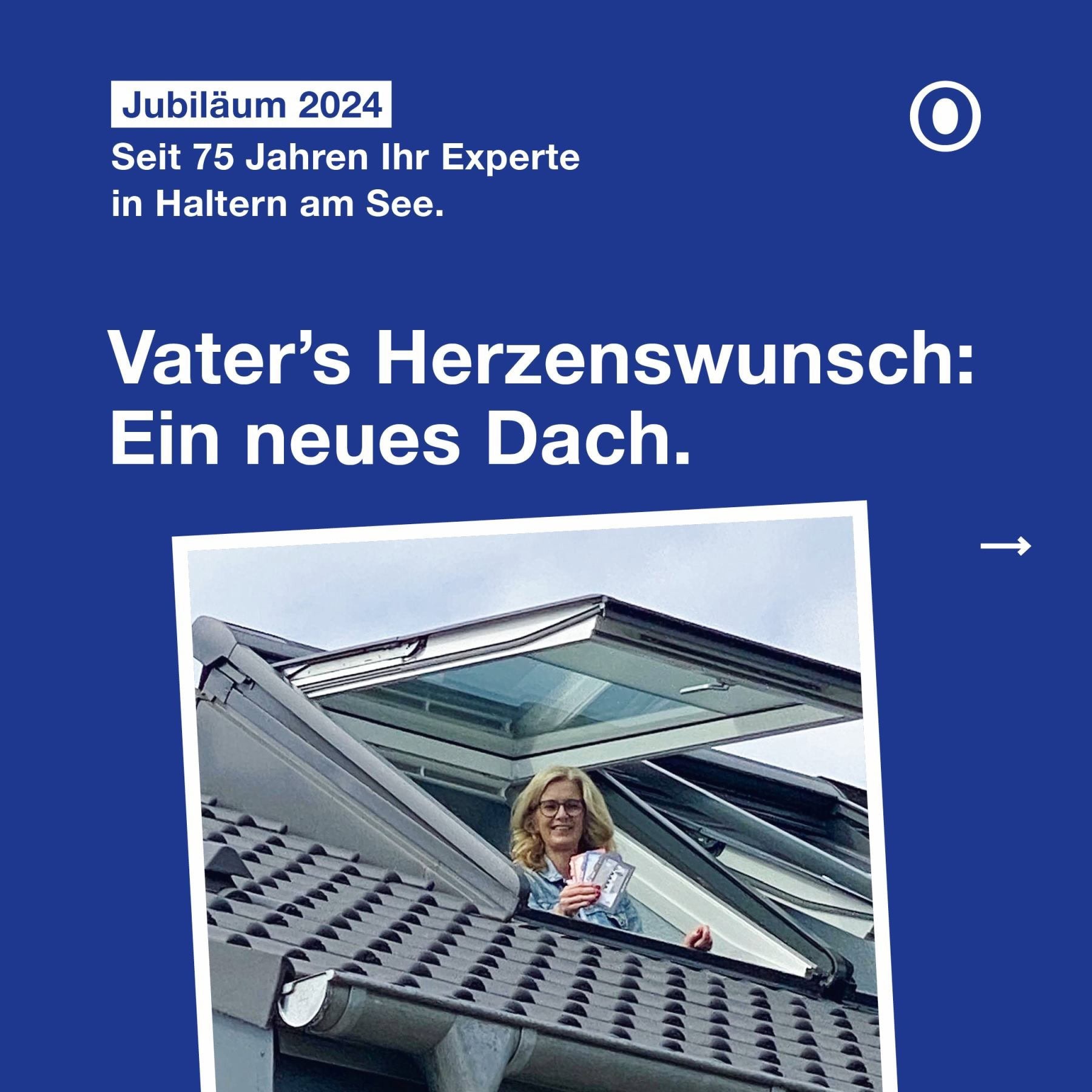 Eine blonde Frau blickt lächelnd aus einem Dachfenster und hält Prospekte in der Hand.