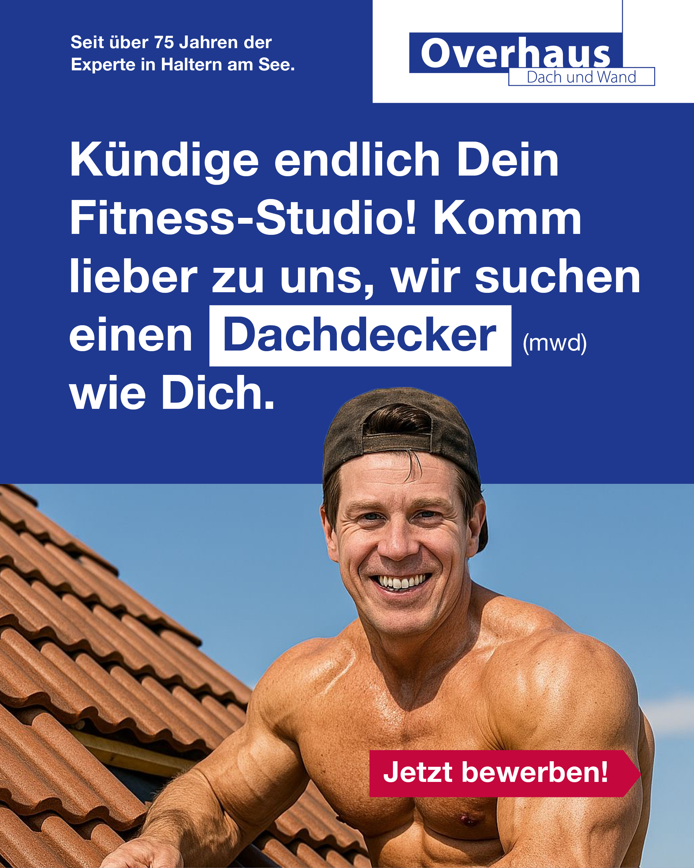 Fröhlicher Mann mit muskulösem Körper in sportlicher Kleidung vor Ziegeldach-Hintergrund.